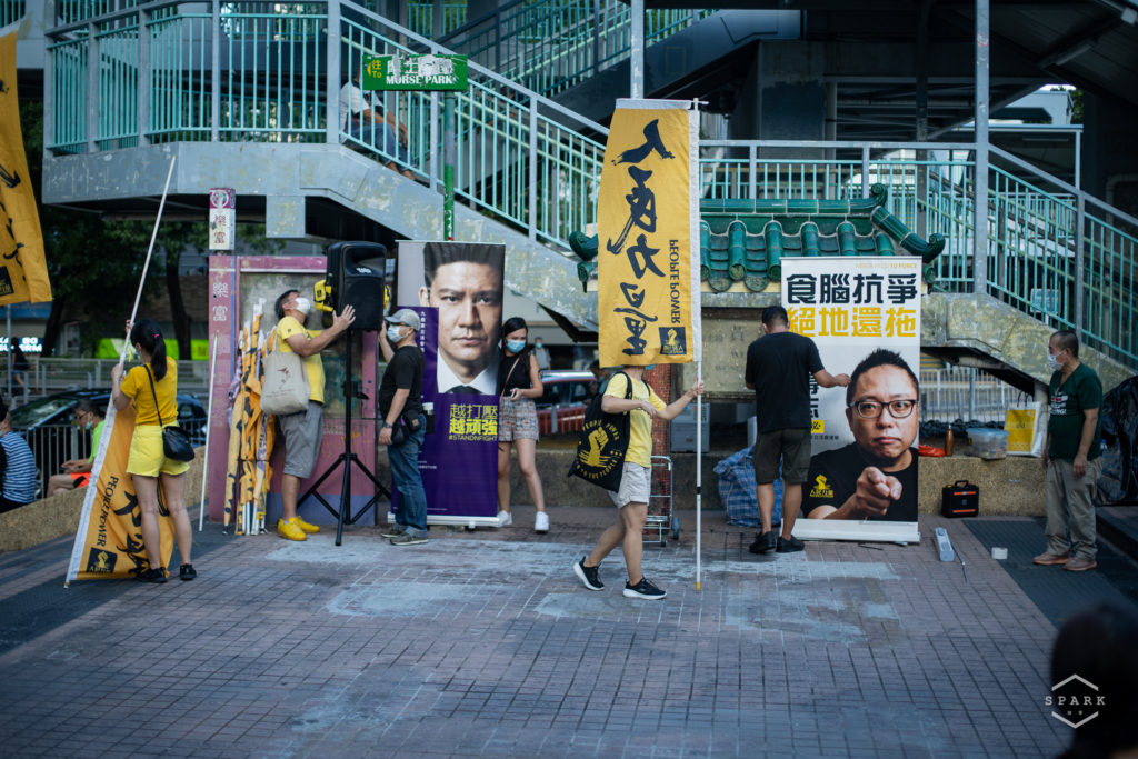 公民黨團隊要將易拉架移走