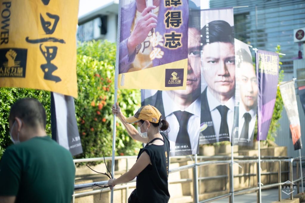 人民力量義工安插直幡於公民黨旗海中間